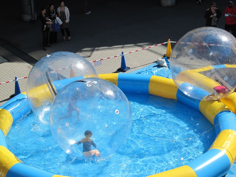 Kinder beim Wasserspielen